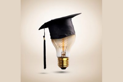 تصویر خلاقانه کلاه فارغ التحصیلی روی لامپ - Graduates cap on a lamp bulb