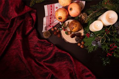 تصویر تزئینات کریسمس با شمع و میوه و شاخه کاج - Christmas decoration with candles