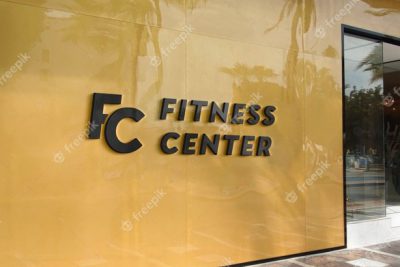 موكاپ تابلو مرکز تناسب اندام - Logo mockup modern yellow facade sign