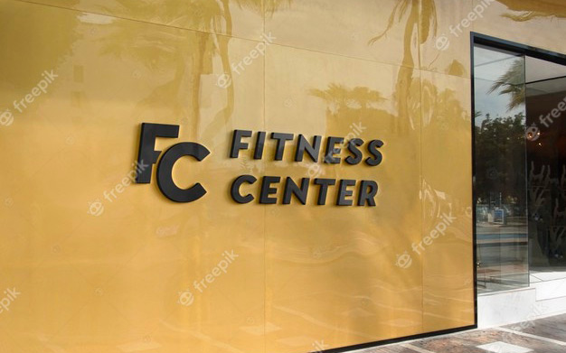 موكاپ تابلو مرکز تناسب اندام - Logo mockup modern yellow facade sign