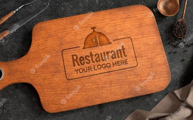 موکاپ لوگو روی تخته برش چوبی - Logo mockup on wooden cutting board